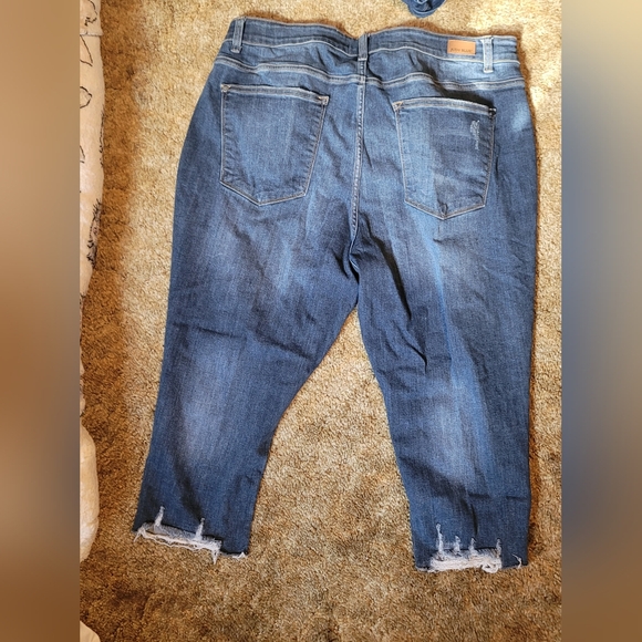 Judy Blue Skinny fit Capris - Picture 2 of 4